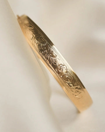 Art Deco bangle in 18K gold with geometric design