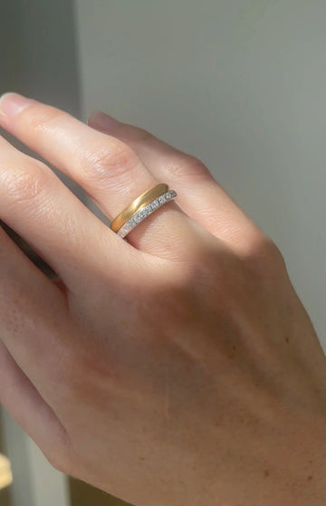 Antique ring with eternity diamonds in 18K white gold from the 1920s