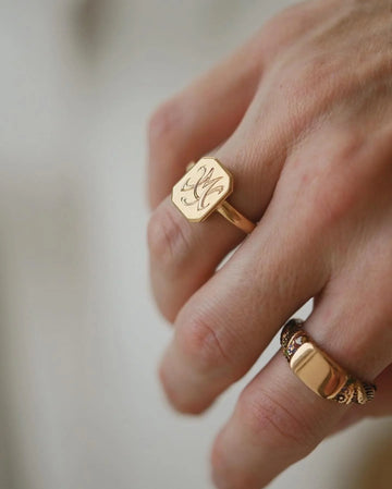 Antique monogram signet ring in 18K gold from 1920