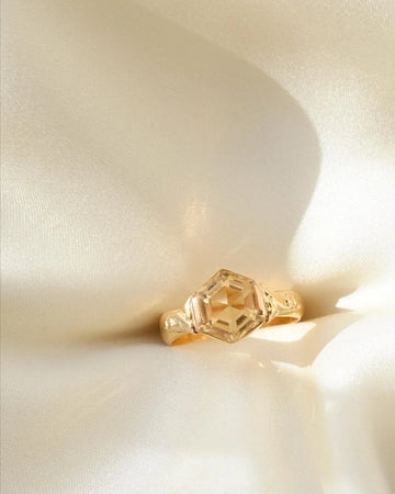 Antique Victorian citrine ring in 20K gold, hallmarked 1862