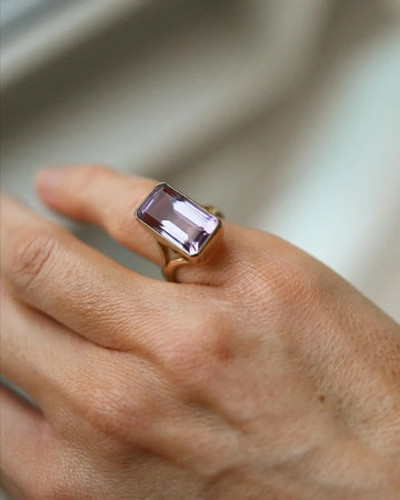 Big amethyst cocktail ring in 18K gold from the 1950s