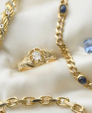 Antique old mine cut diamond ring in 18K gold from the 1800s