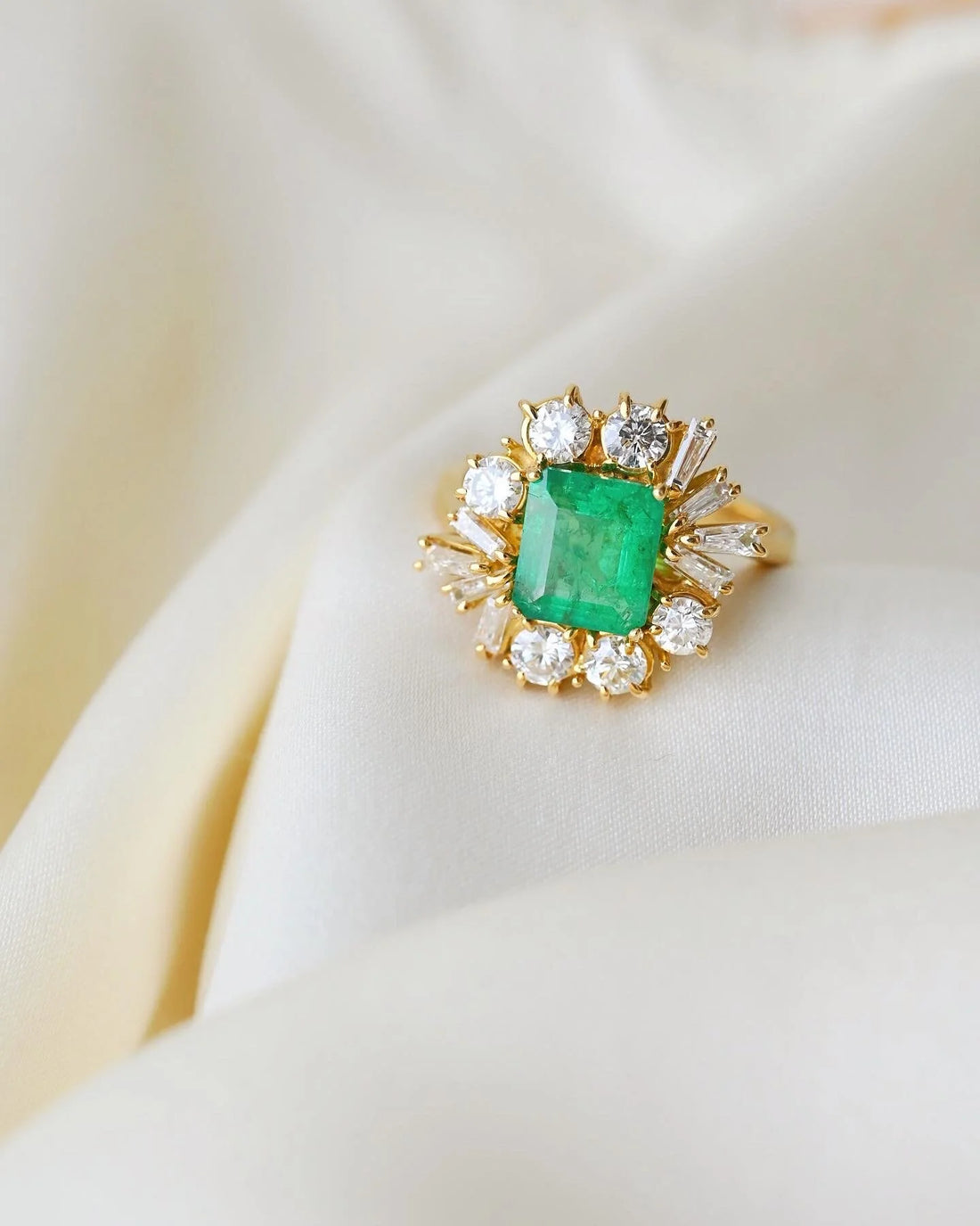 Extraordinary Stunning Danish Vintage Colombian Emerald and Diamond Ring 18K Gold