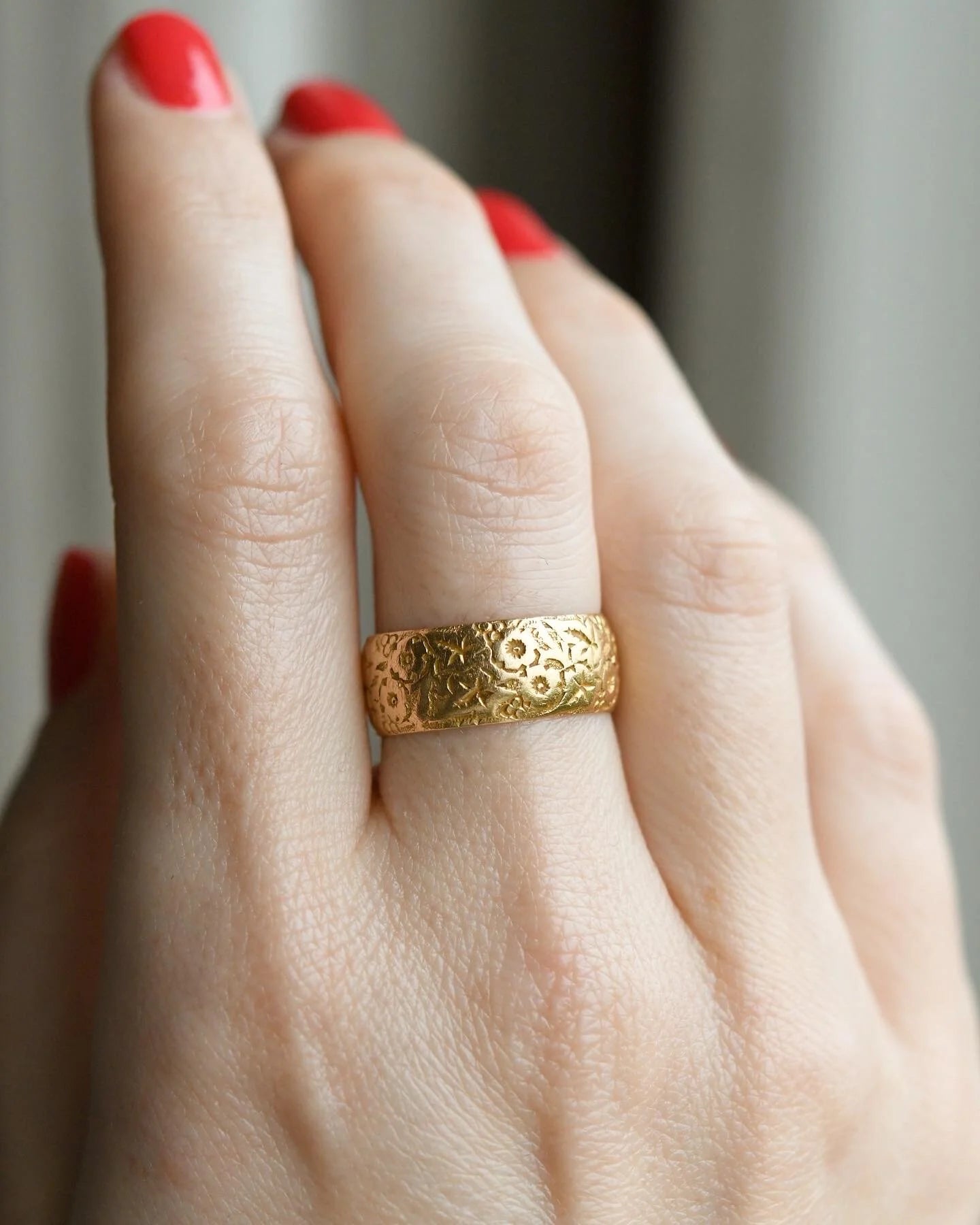 Gorgeous Edwardian Flower Engraved Ring 18K Gold 1905