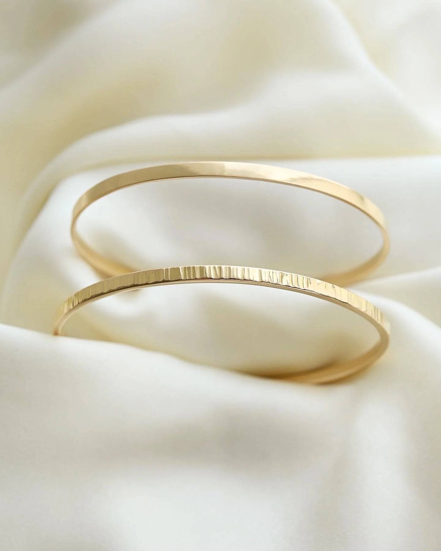 Super Heavy 18 Grams Vintage Bangle 18K Gold 1970s