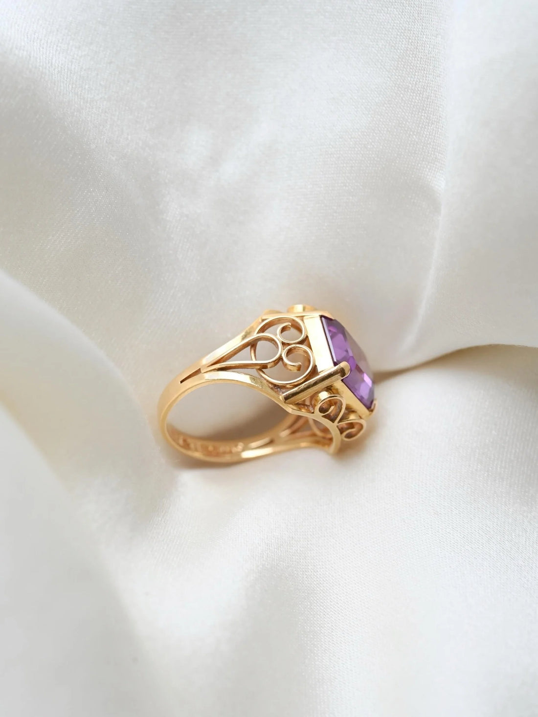 Magical Topaz Fine Vintage Ring 18K Gold Sweden 1960s