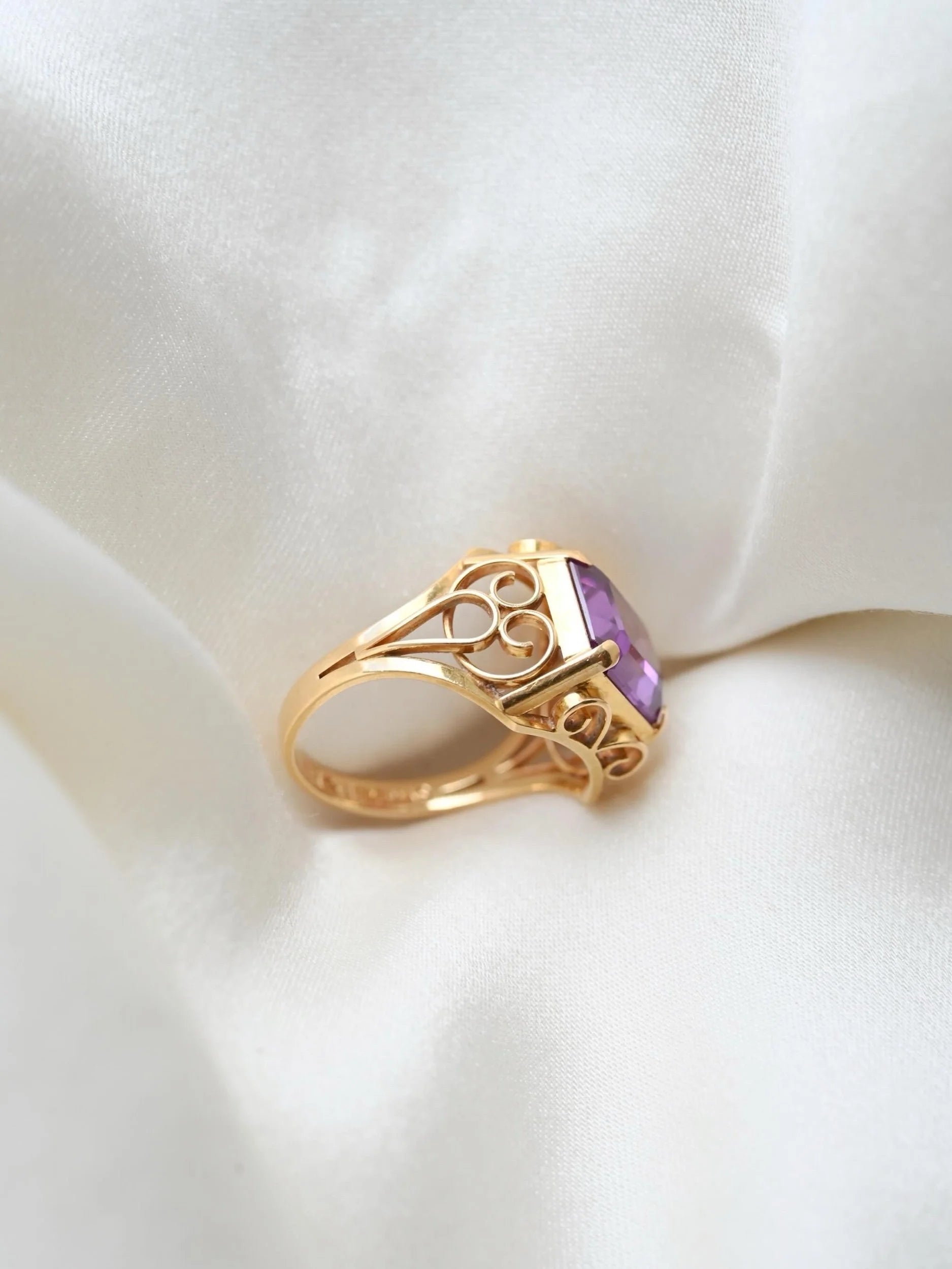 Magical Topaz Fine Vintage Ring 18K Gold Sweden 1960s