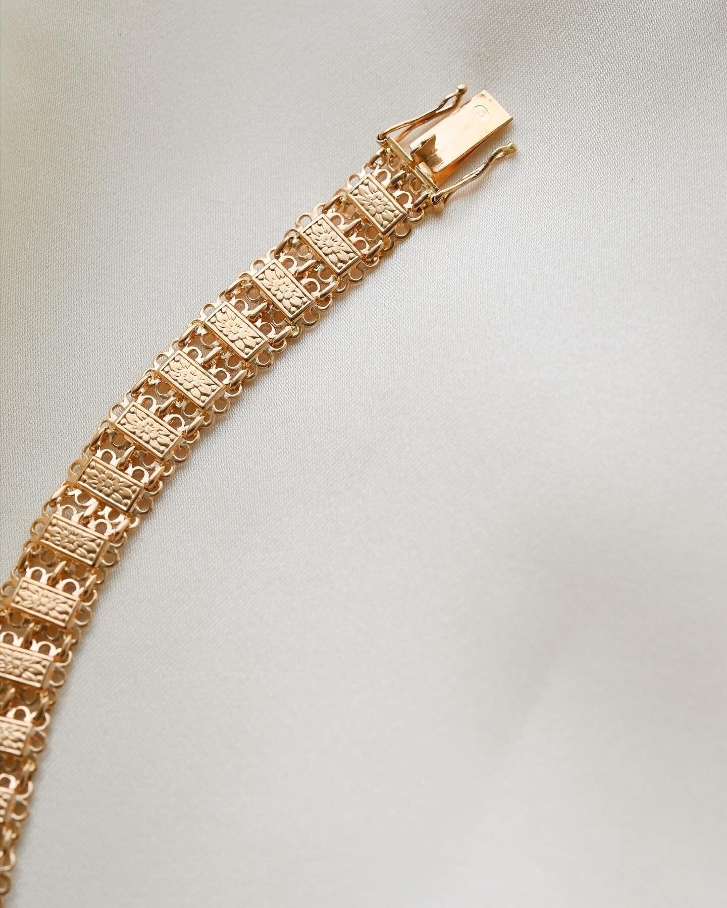 Beautiful Small Sized Engraved Antique Bracelet 18K Gold
