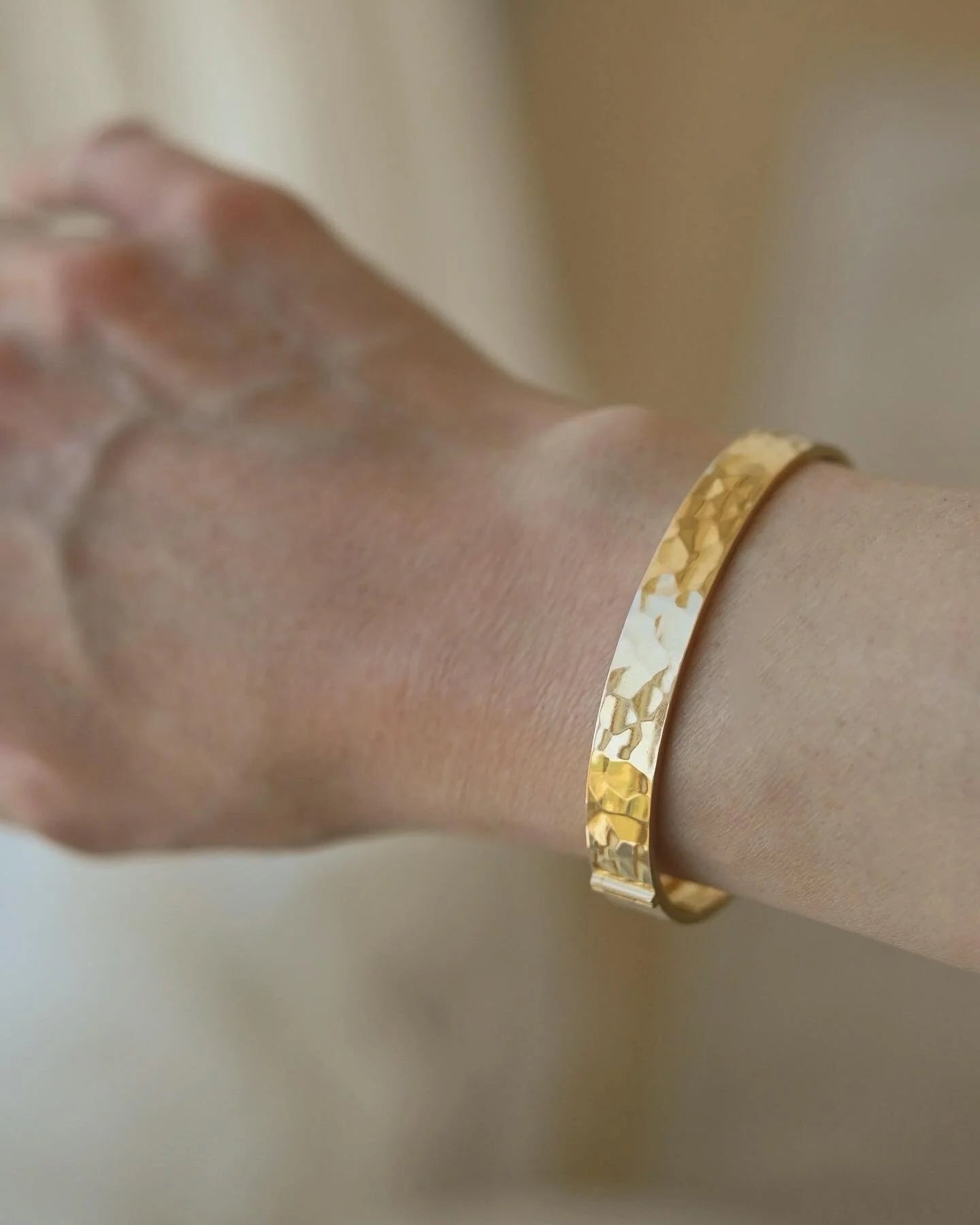 Stunning Hammered Finish Bangle 18K Gold 1977