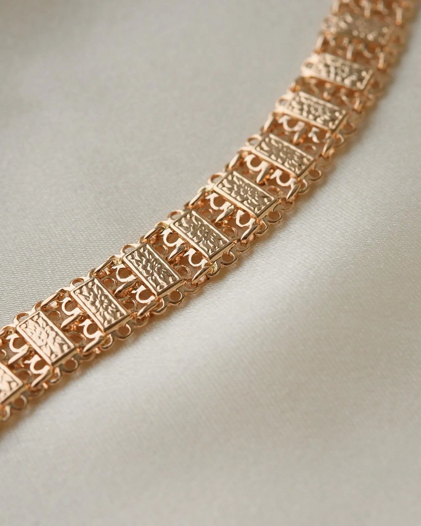Special Engraved Link Bracelet 18K Gold