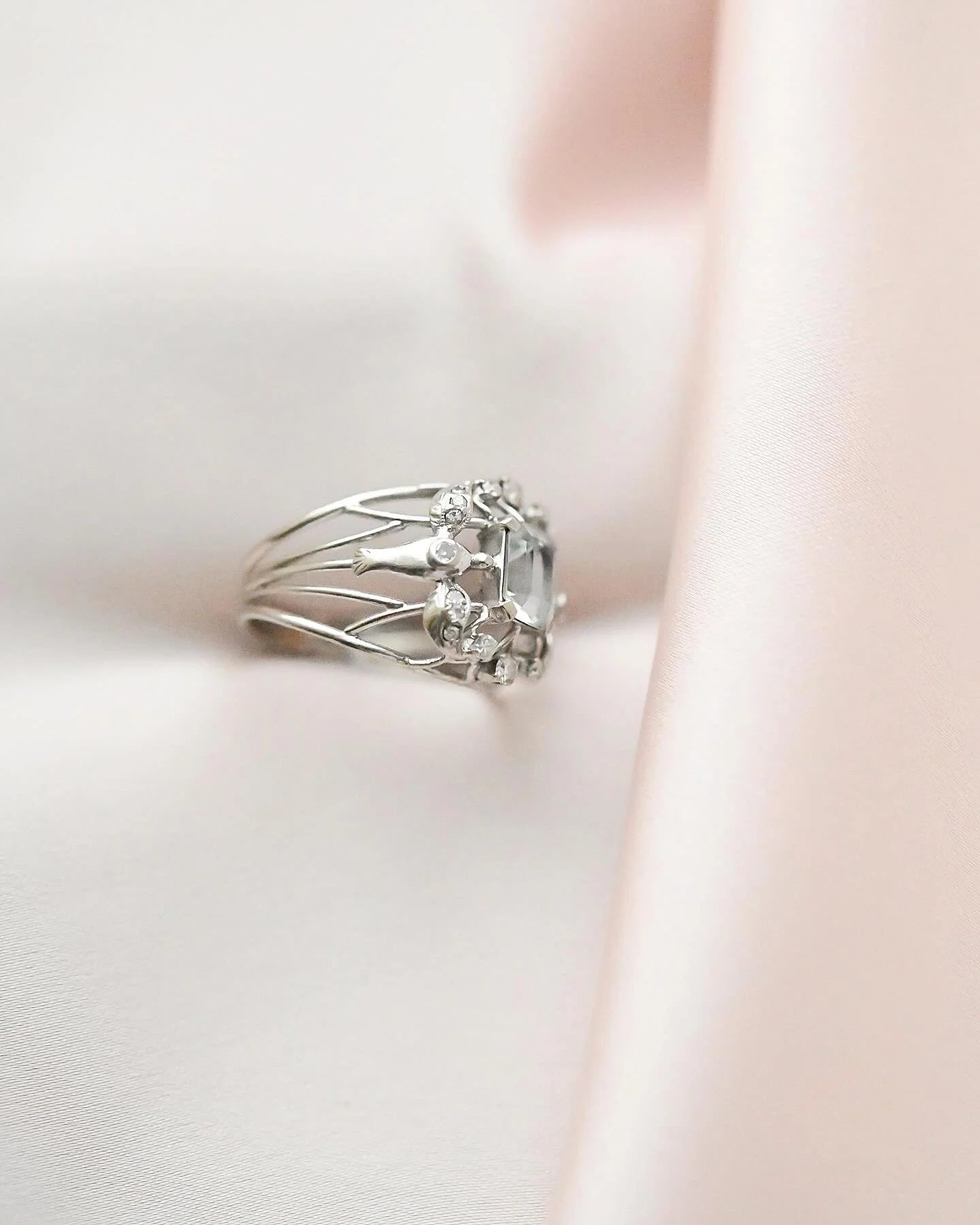 Stunning 18K White Gold Ring w Aquamarine and Diamonds 18K White Gold