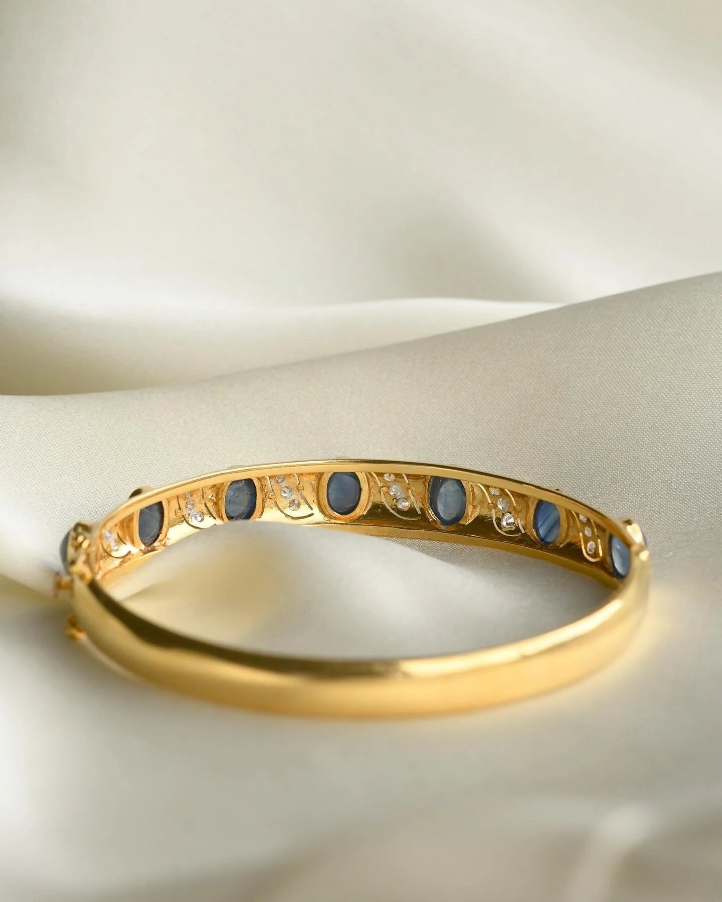 Magical Sapphire Cabochon Bracelet 14K Gold 1980s