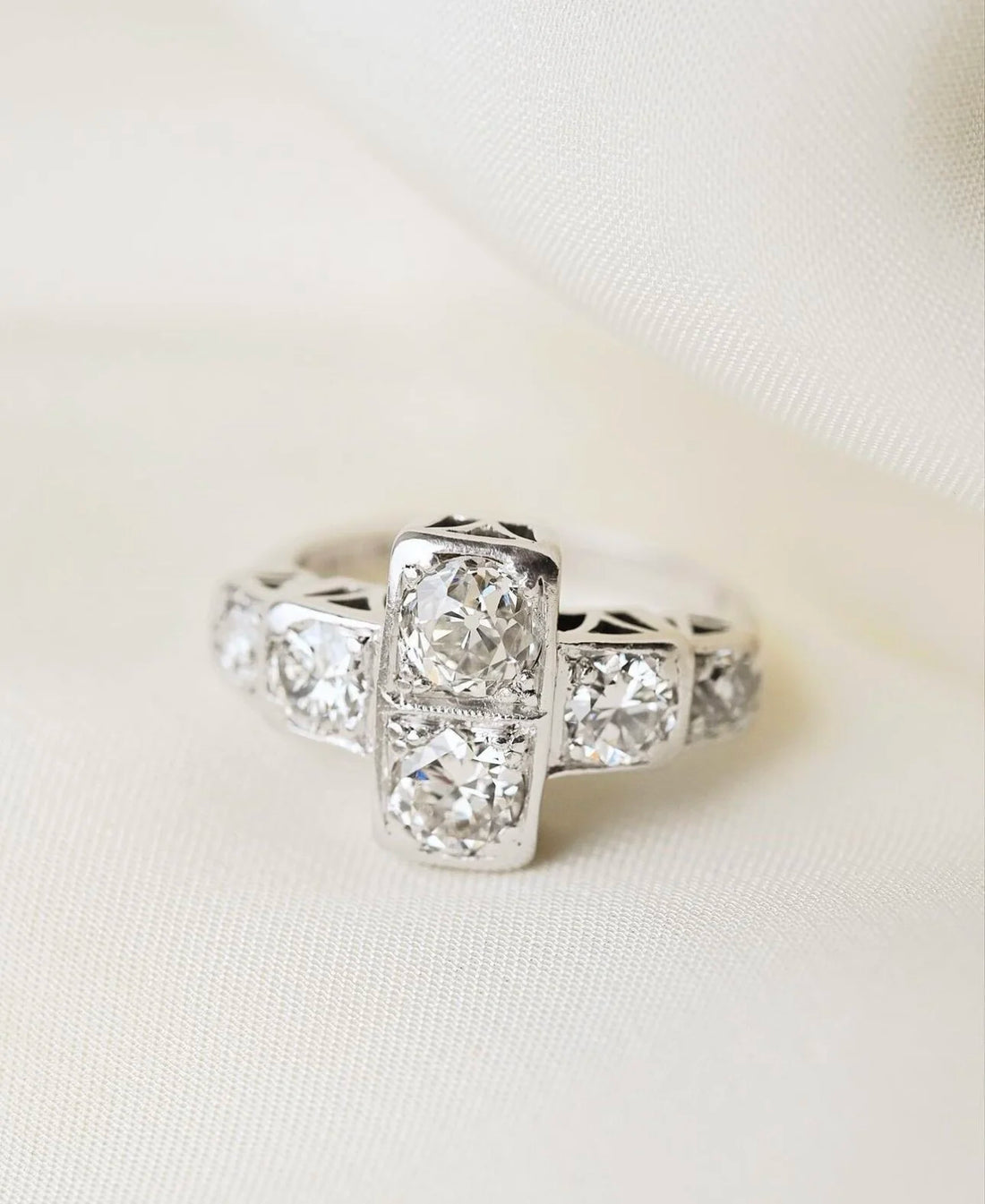 Extraordinary Beautiful Art Deco Ring 2.1 carats Old Cut Diamonds 18K White Gold 1920
