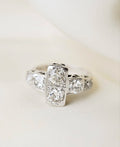 Extraordinary Beautiful Art Deco Ring 2.1 carats Old Cut Diamonds 18K White Gold 1920