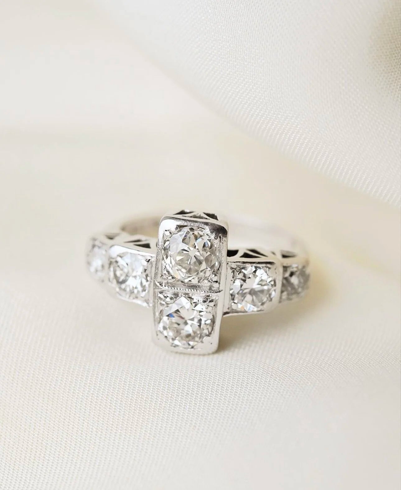 Extraordinary Beautiful Art Deco Ring 2.1 carats Old Cut Diamonds 18K White Gold 1920