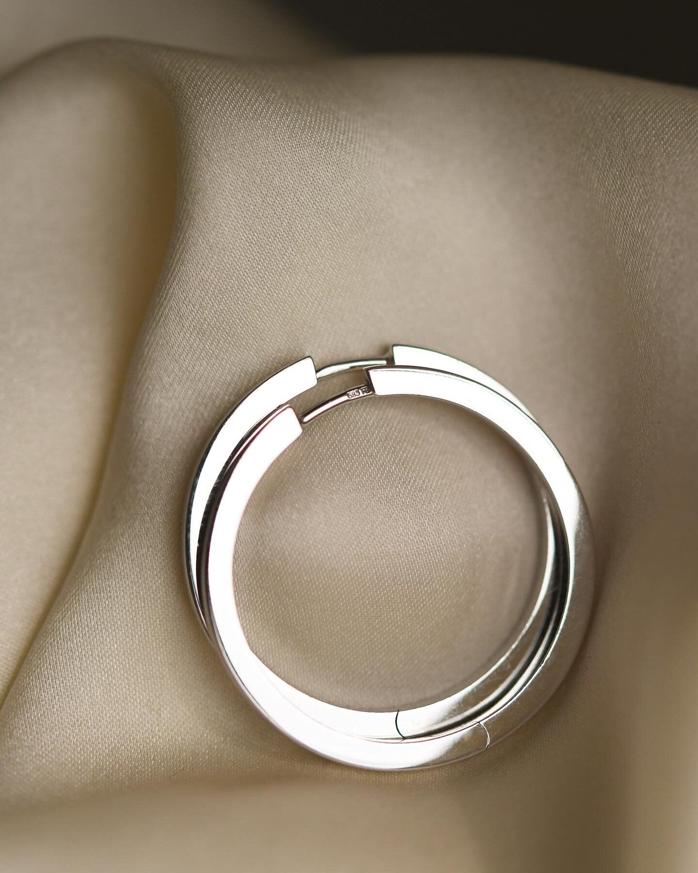 Cool, Classic White Gold Hoop Earrings 14K White Gold 1990a
