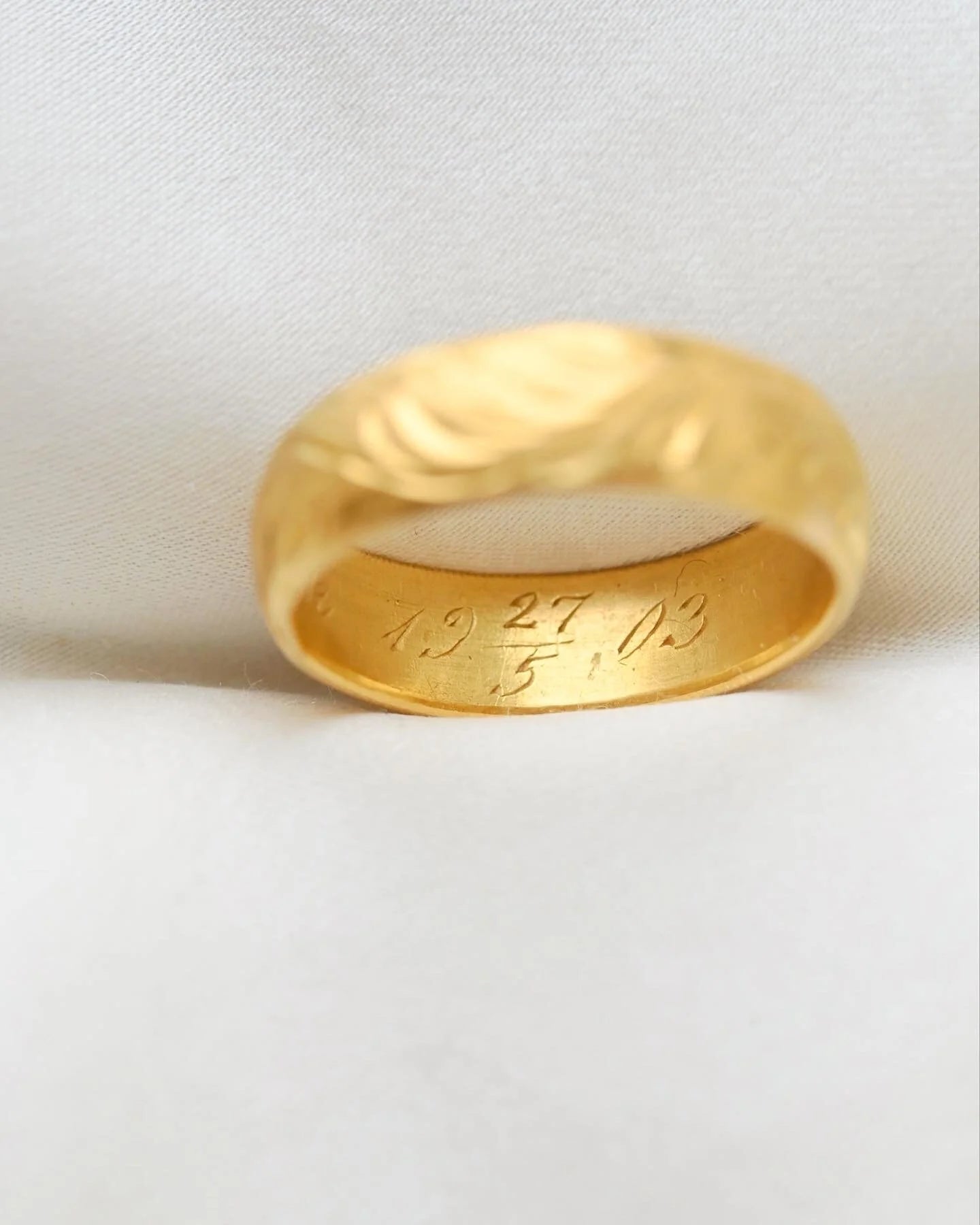 Wonderful Antique Wedding Band 23K Gold 1903