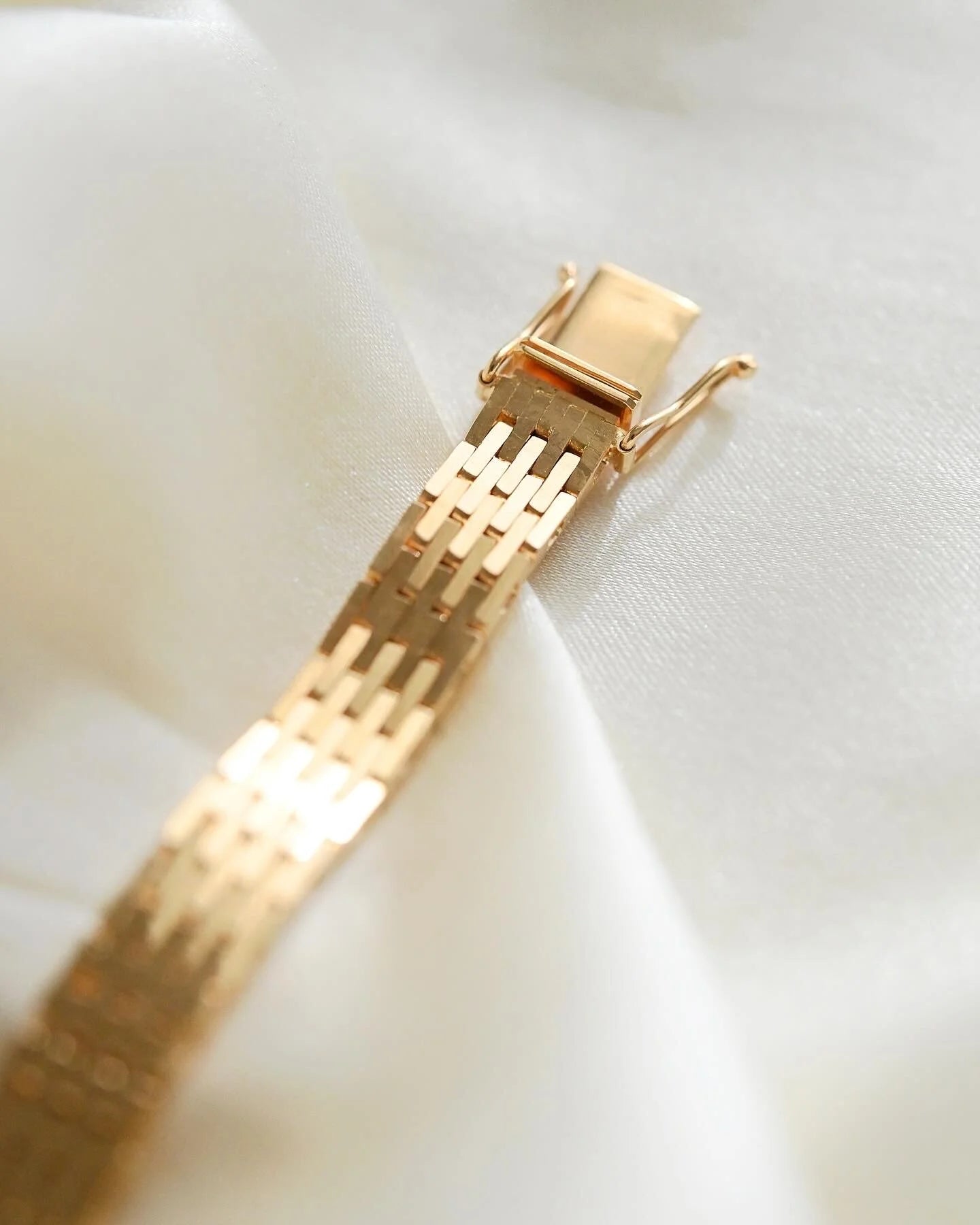 Very Special Rare Vintage Bracelet 18K Gold