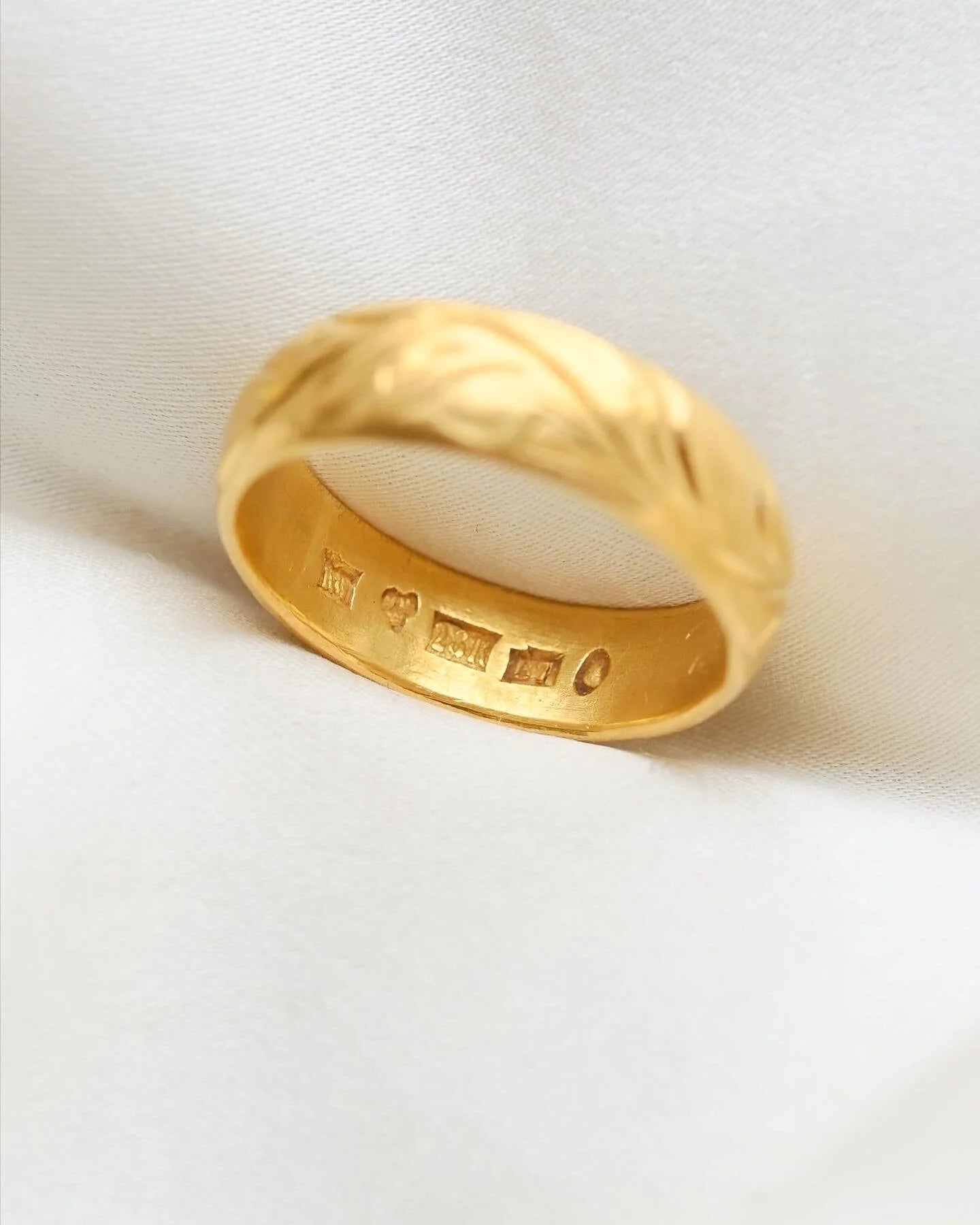 Wonderful Antique Wedding Band 23K Gold 1903