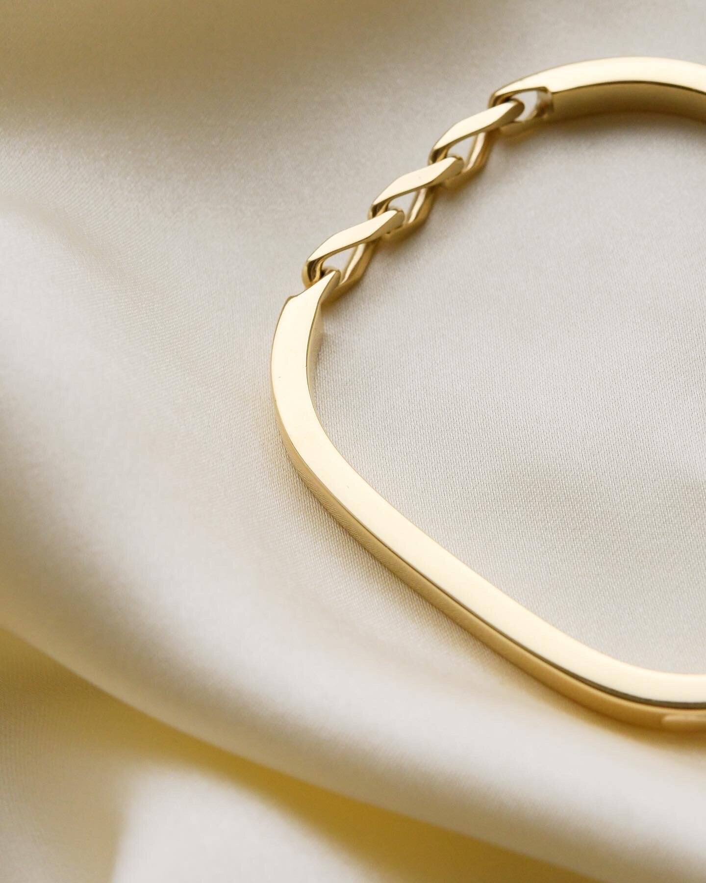 Fantastic Linked Vintage Bangle Bracelet 18K Gold