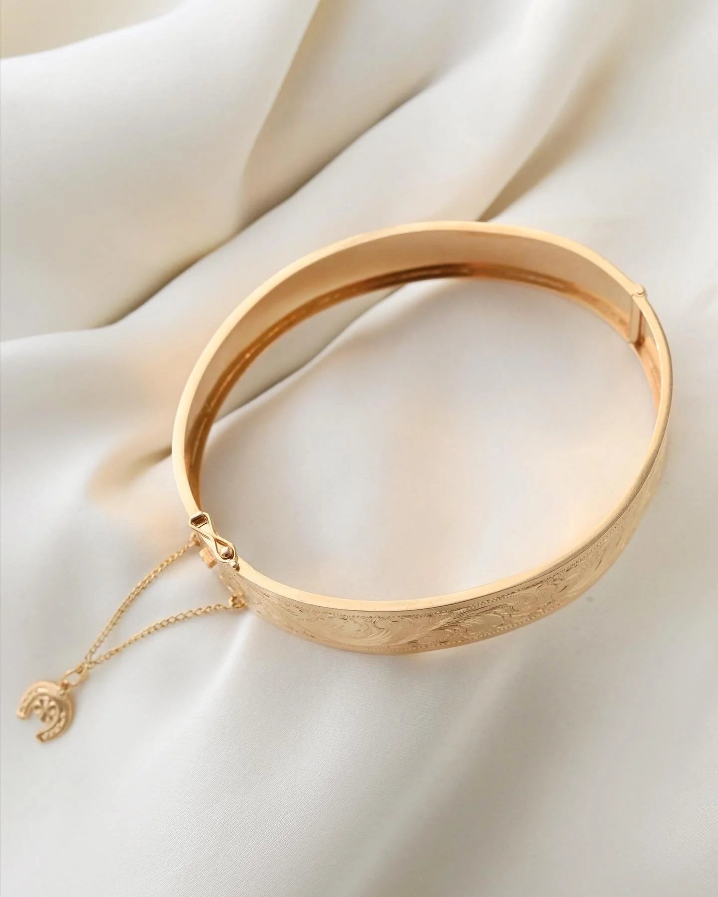 Special Vintage Engraved Bangle 18K Gold 1951