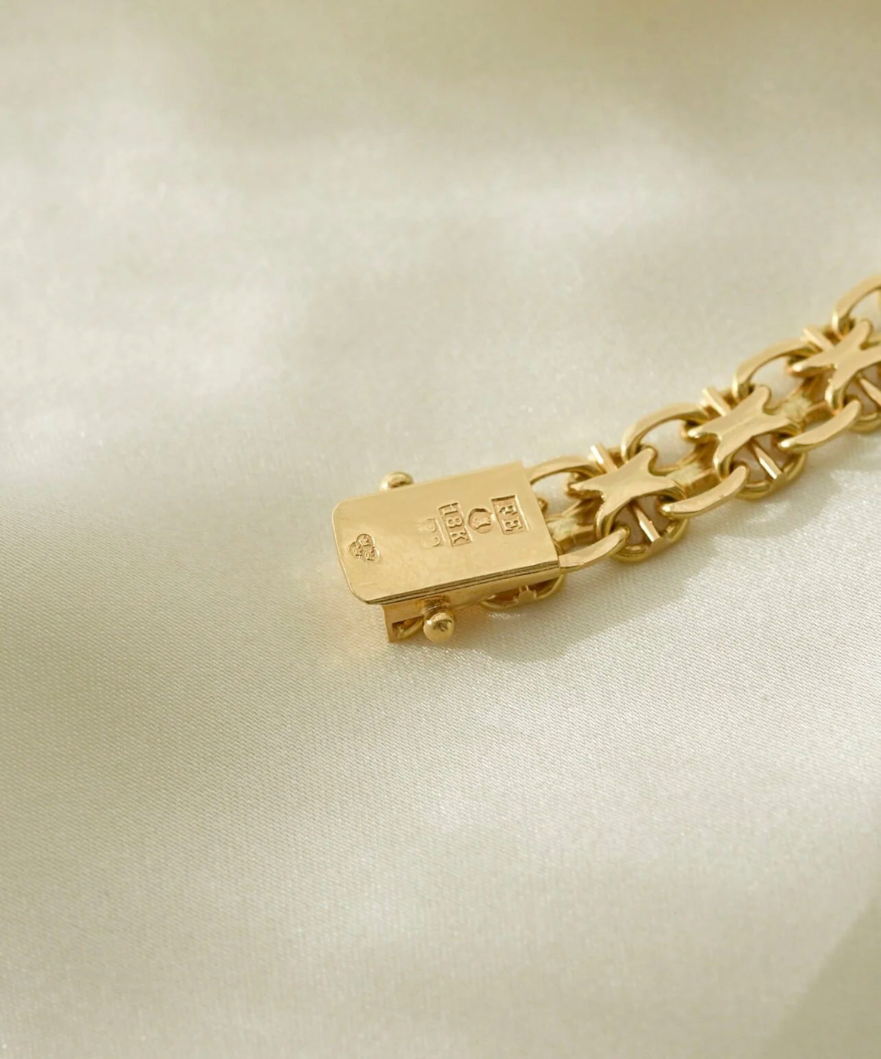 Extraordinary X Link Bracelet 18K Gold 1965