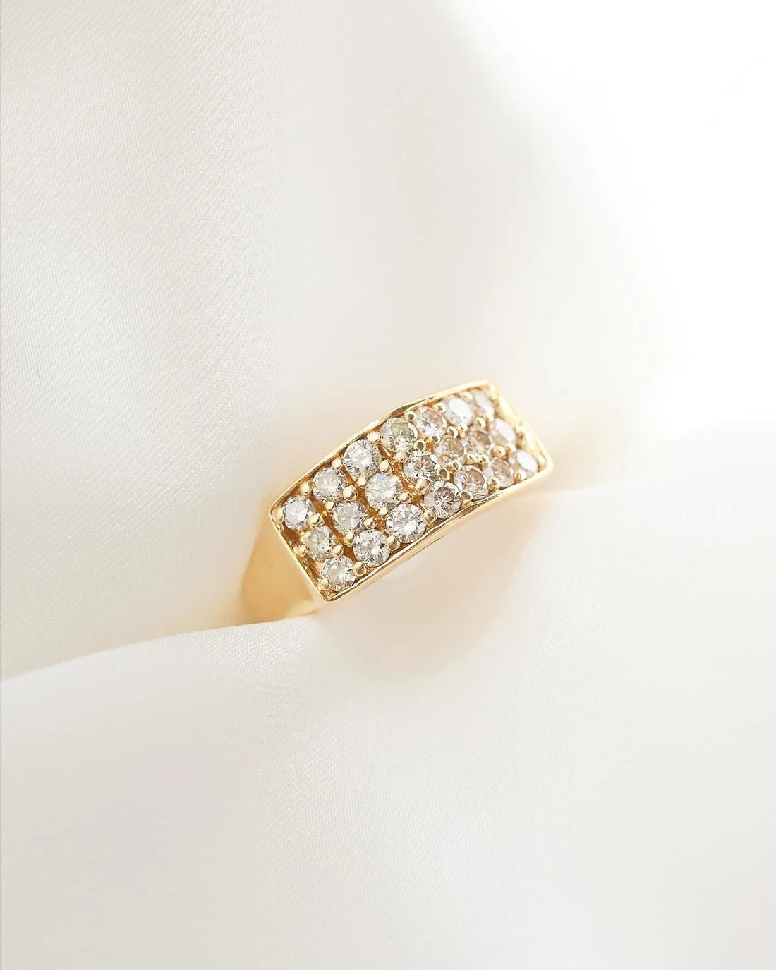 Gorgeous 1 Carat Clean Diamonds Vintage Ring 18K Gold 1970s