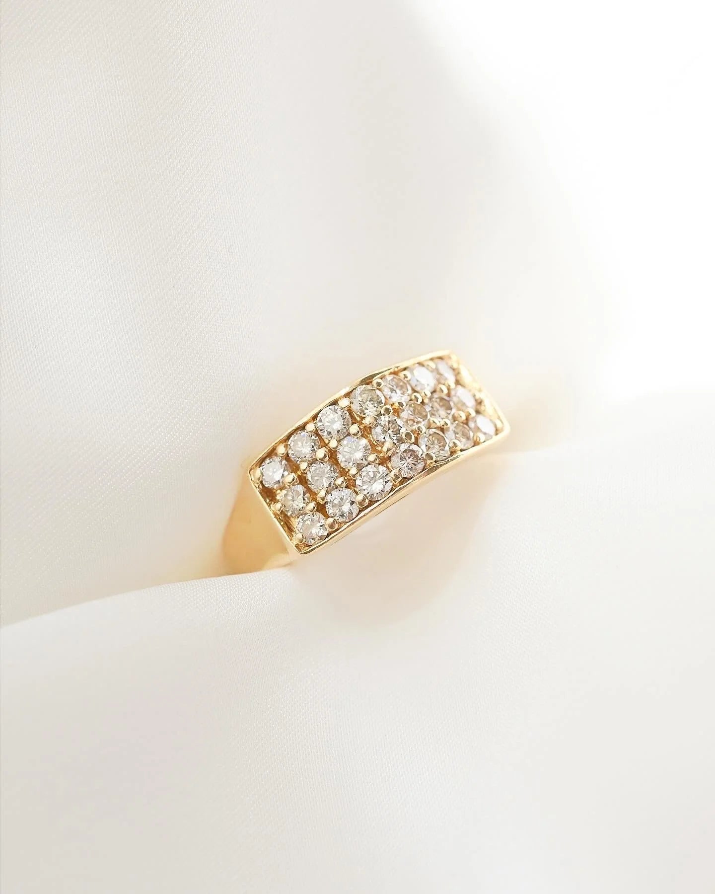 Gorgeous 1 Carat Clean Diamonds Vintage Ring 18K Gold 1970s