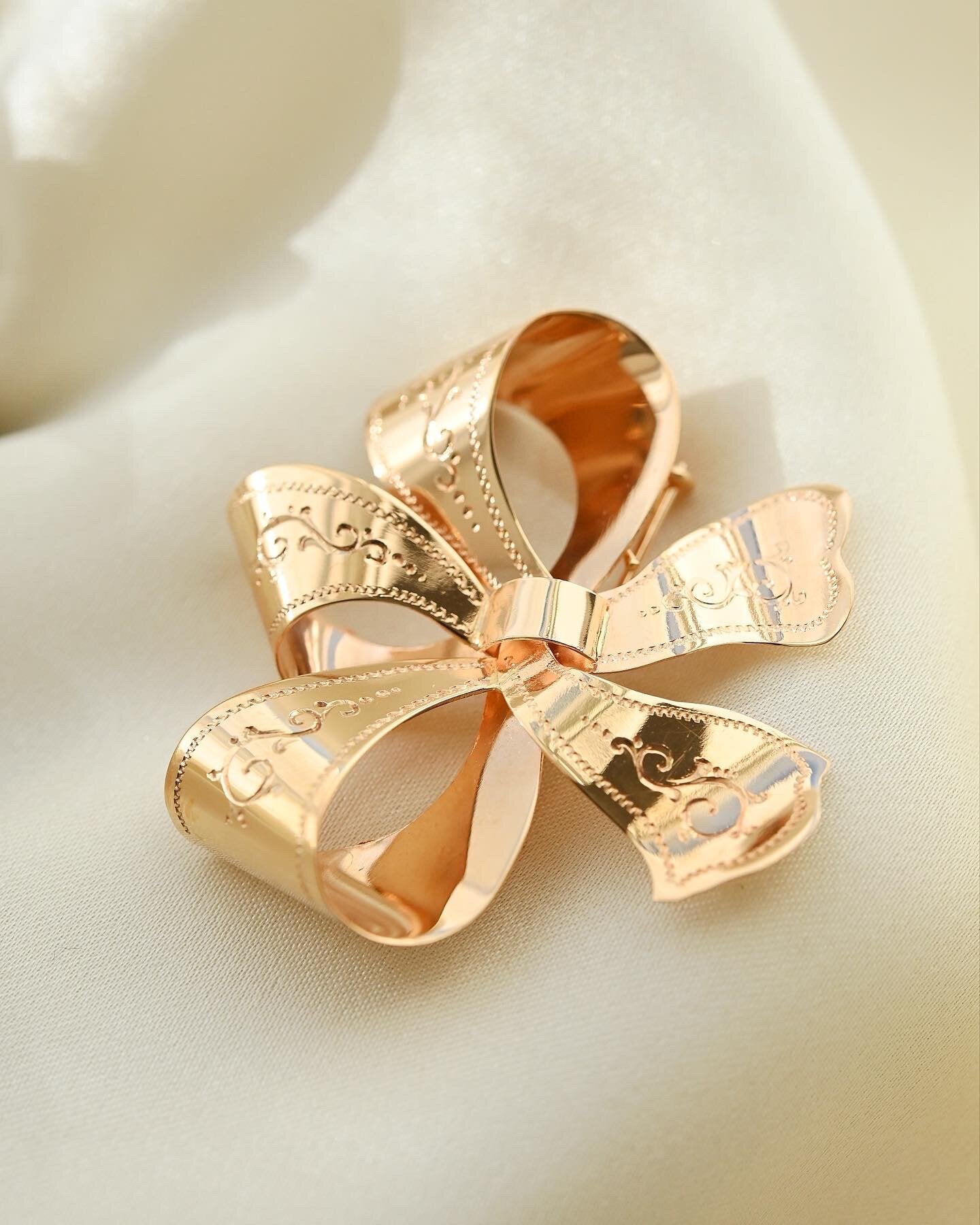 Vintage Bow Pendant/ Brooch 18K Gold 1947