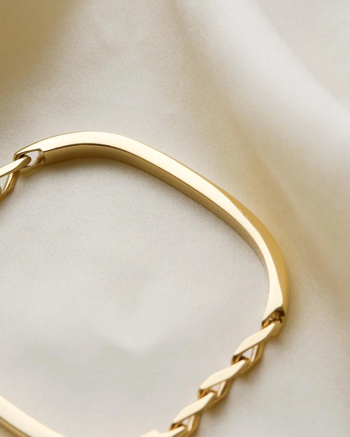 Fantastic Linked Vintage Bangle Bracelet 18K Gold