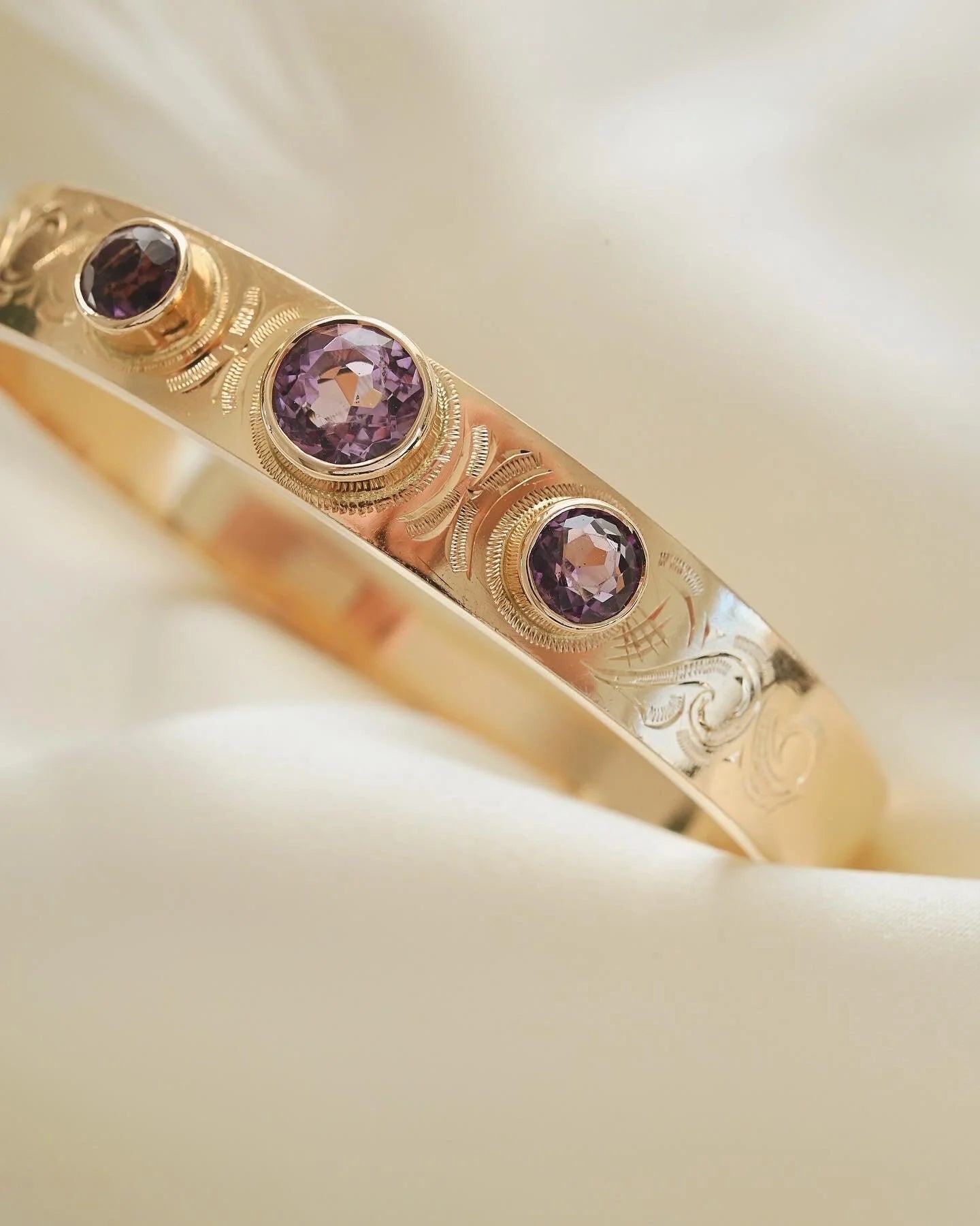 Magical Vintage Bangle Amethyst 14K Gold 1960s