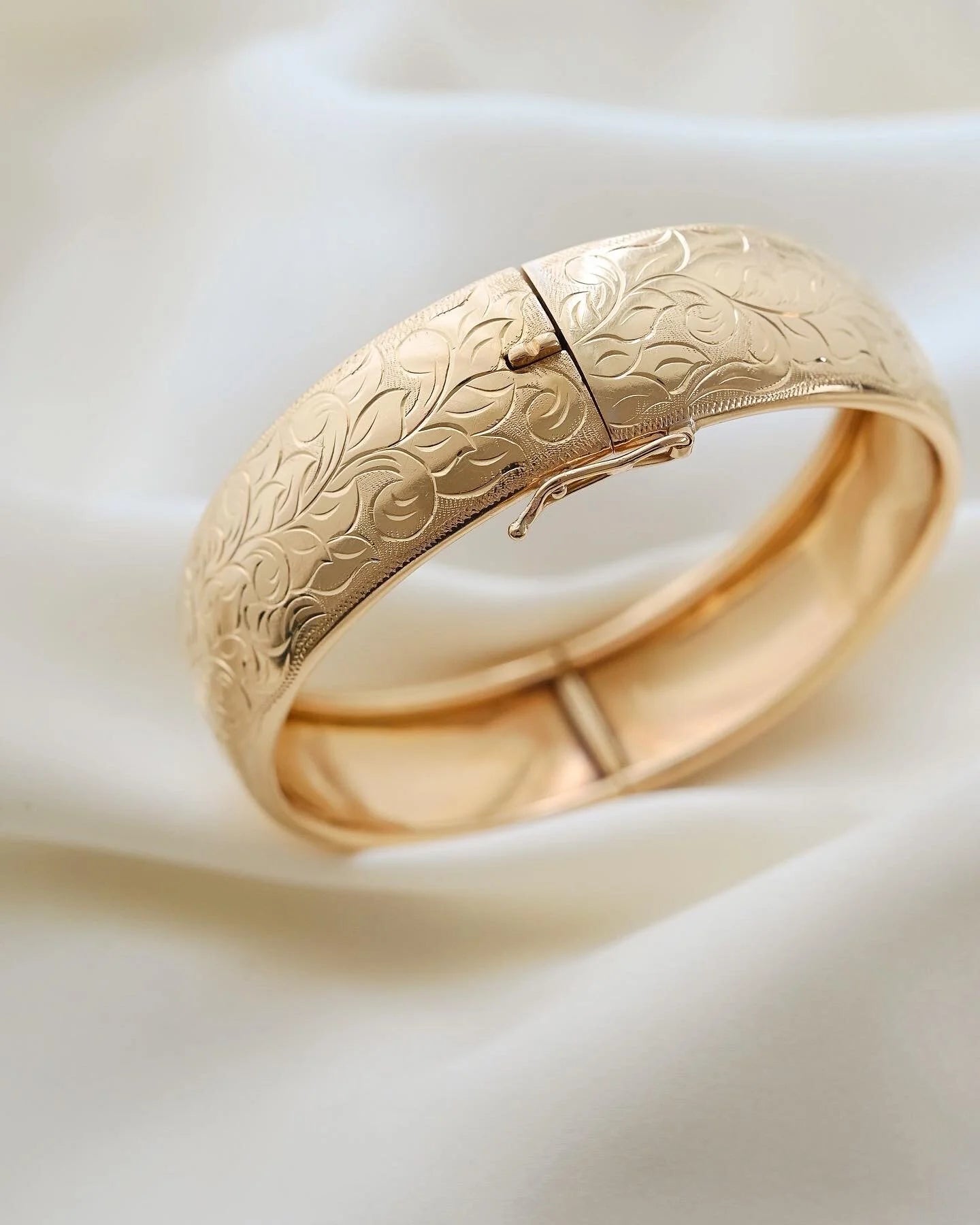 Antique Heavy Swedish Flower Dream Bangle 18K Gold Beg. 1900s
