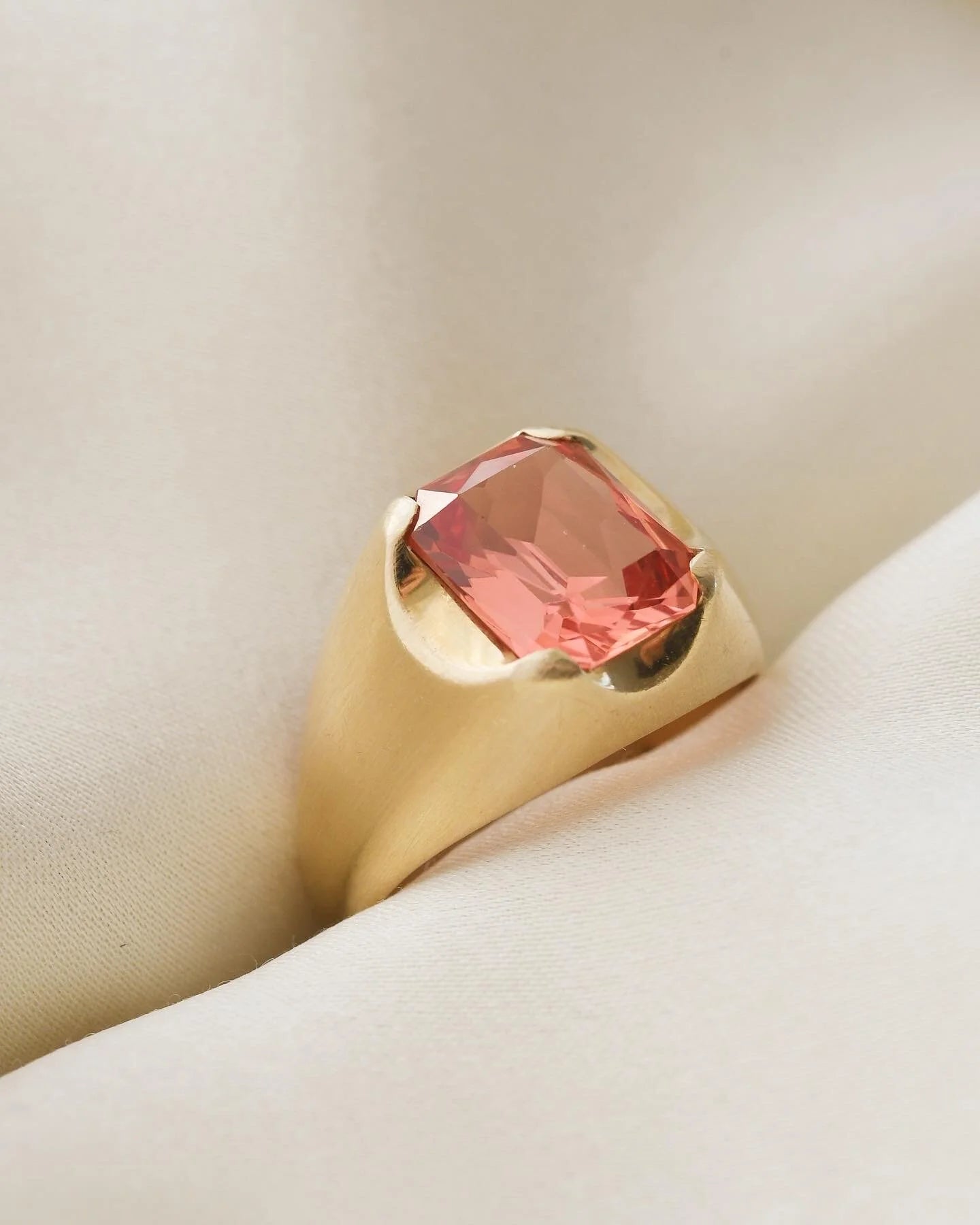 Magical Vintage Peach Sapphire Ring 14K Gold 1950s