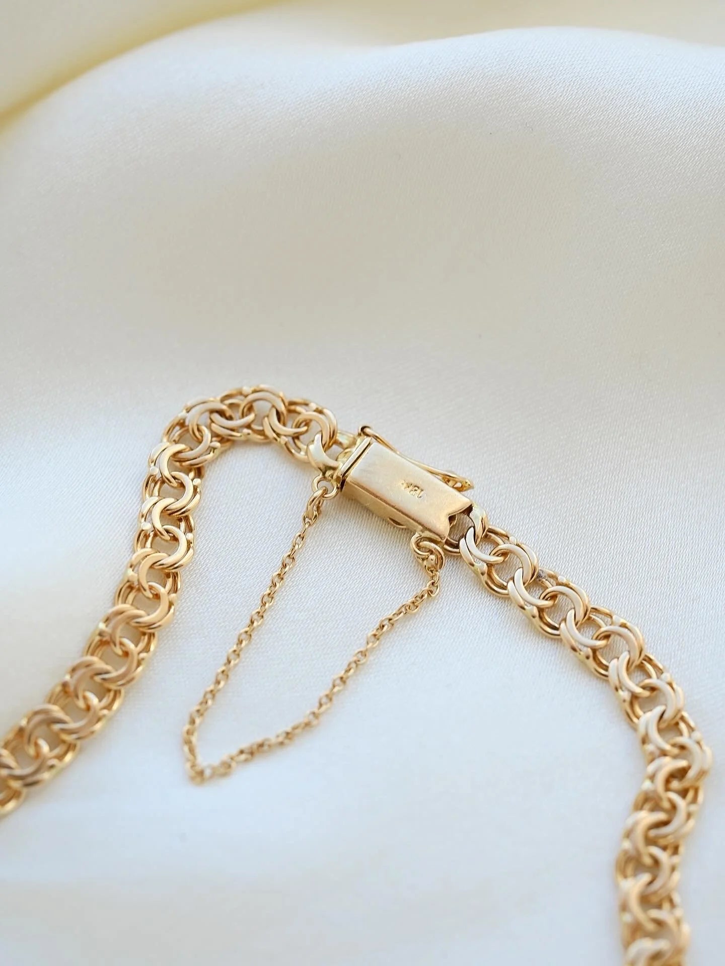 Dreamy Vintage Bracelet 18K Gold Sweden Mid 1900s