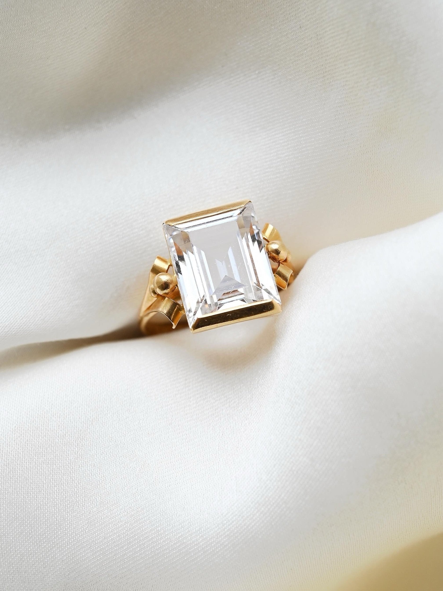 Beautiful Vintage White Spinel Ring 18K Gold 1951