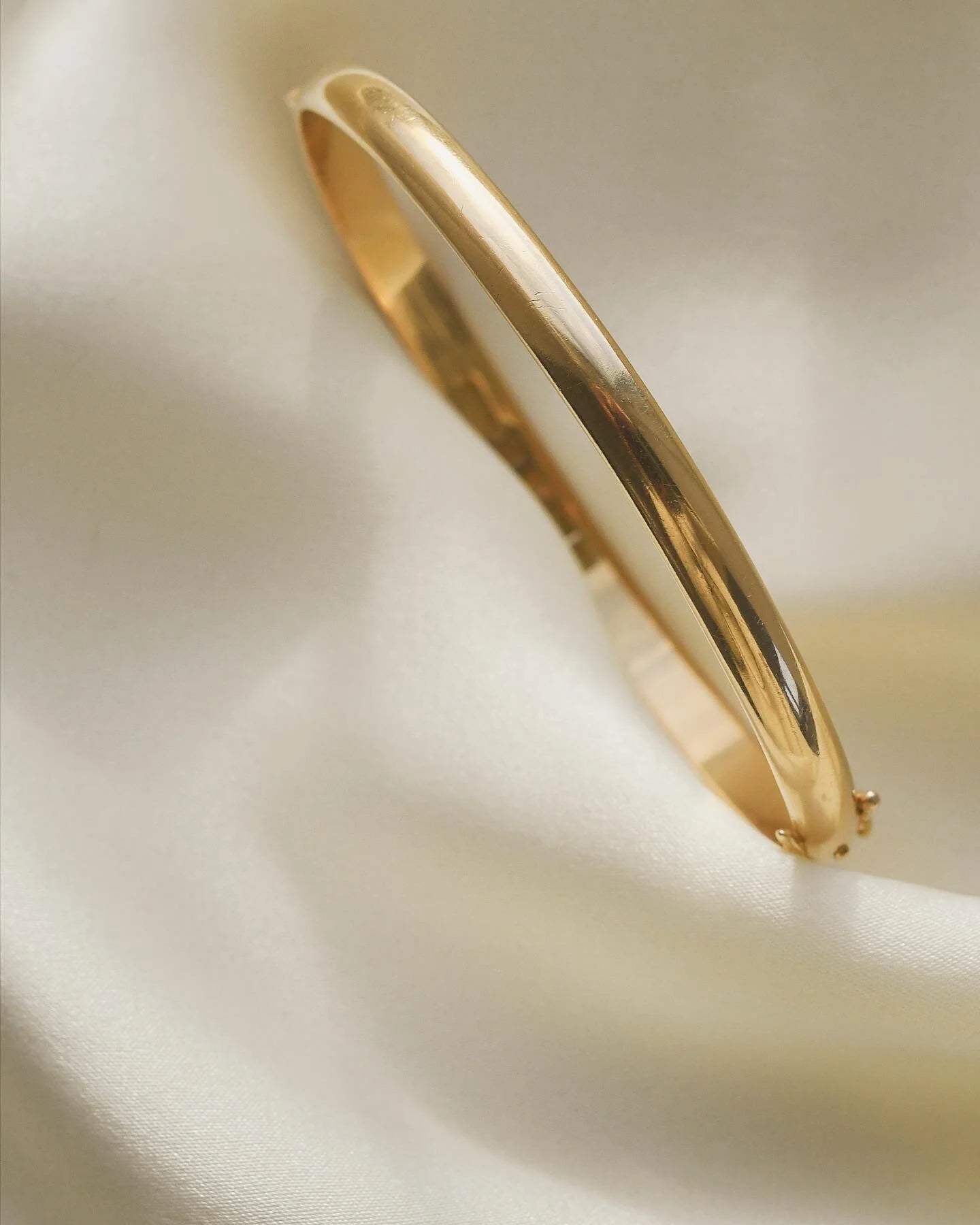 The Perfect Plain Solid 18K Gold Bangle 1958