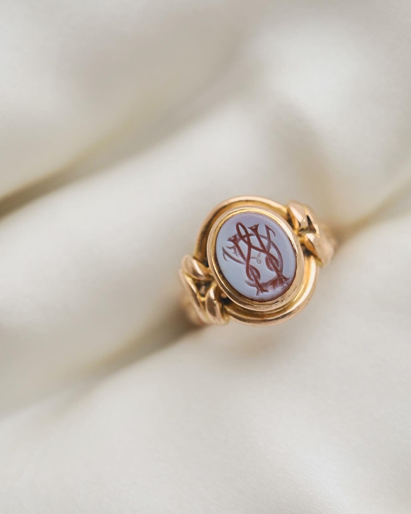 Super Cool Antique Signet Agate Ring 18K Gold 1890s