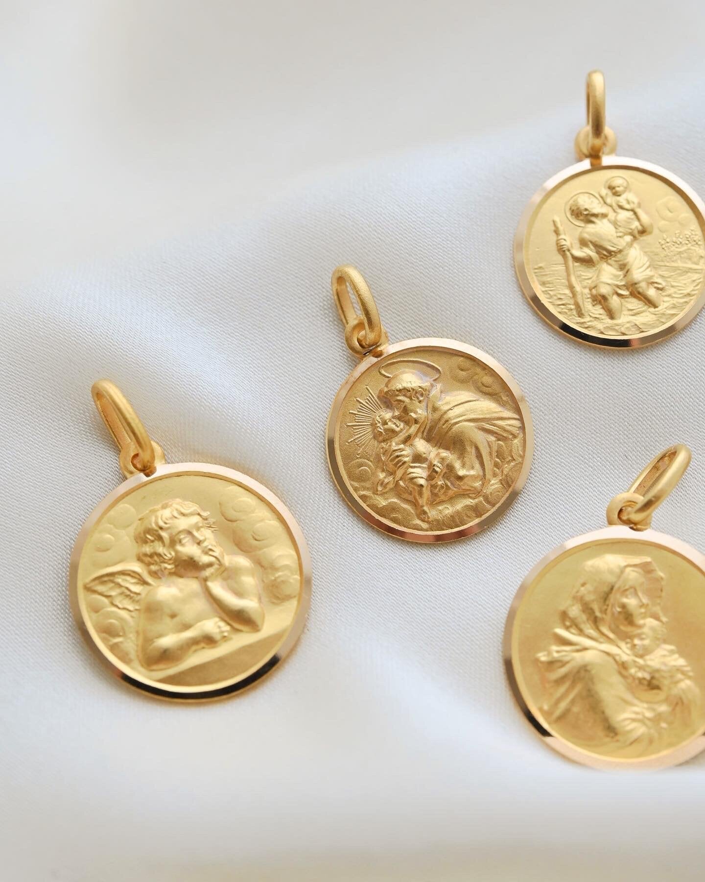 Gorgeous Italian Religious Vintage Pendants 18K Gold