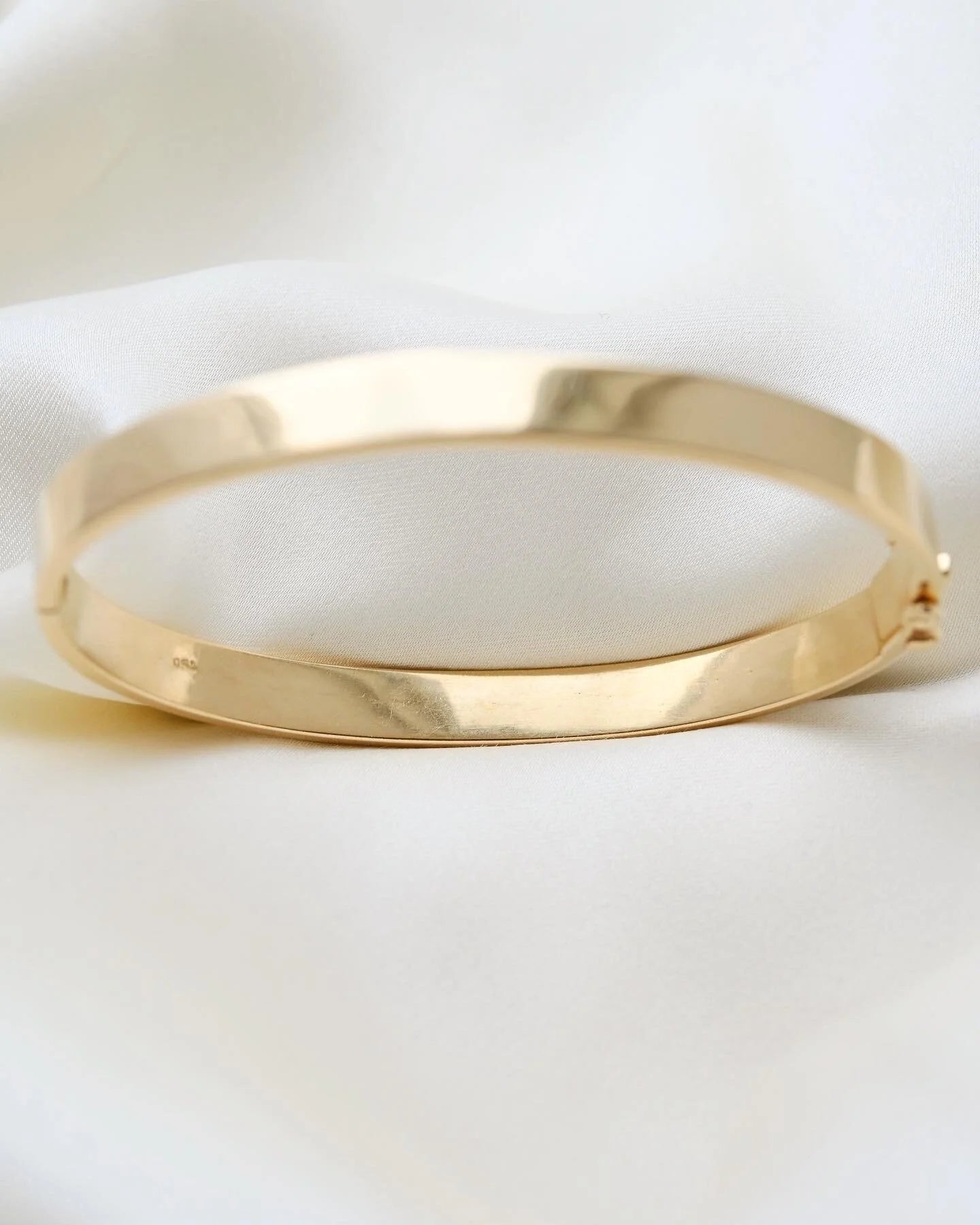 Beautiful Elegant Heavy 32 Grams Bangle 18K Gold