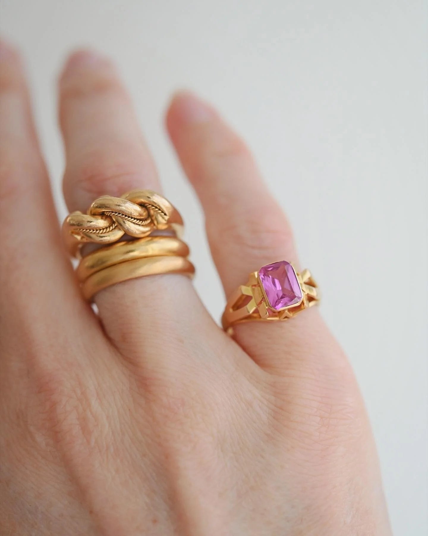 Beautiful Swedish Bubblegum Sapphire Ring 18K Gold 1952