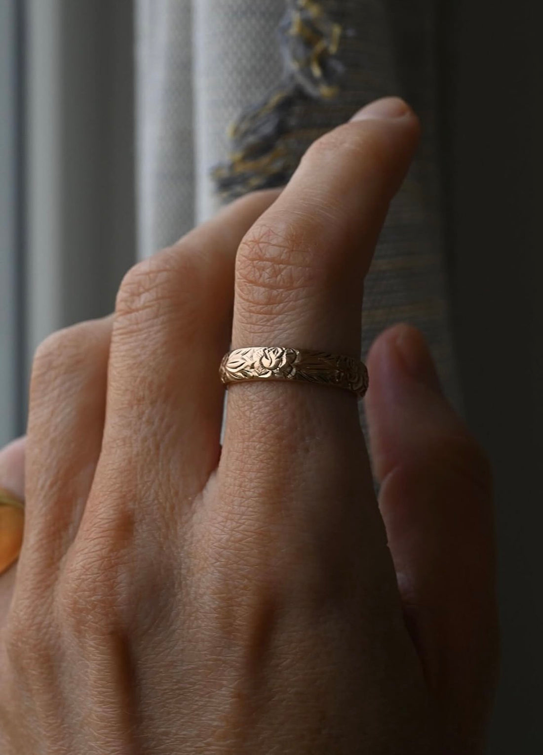 Romantic Antique Roses in Bloom Band 20K Gold Sweden 1945