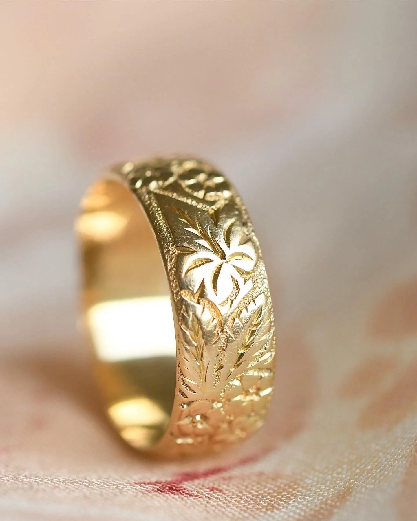 Beautiful Edwardian Engraved Wedding Band 1918 18K Gold