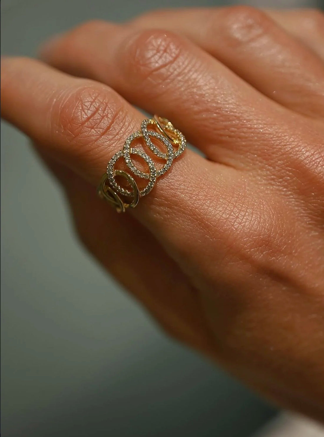Dazzling Heavy Diamond Circle Ring 18K Gold Vintage England