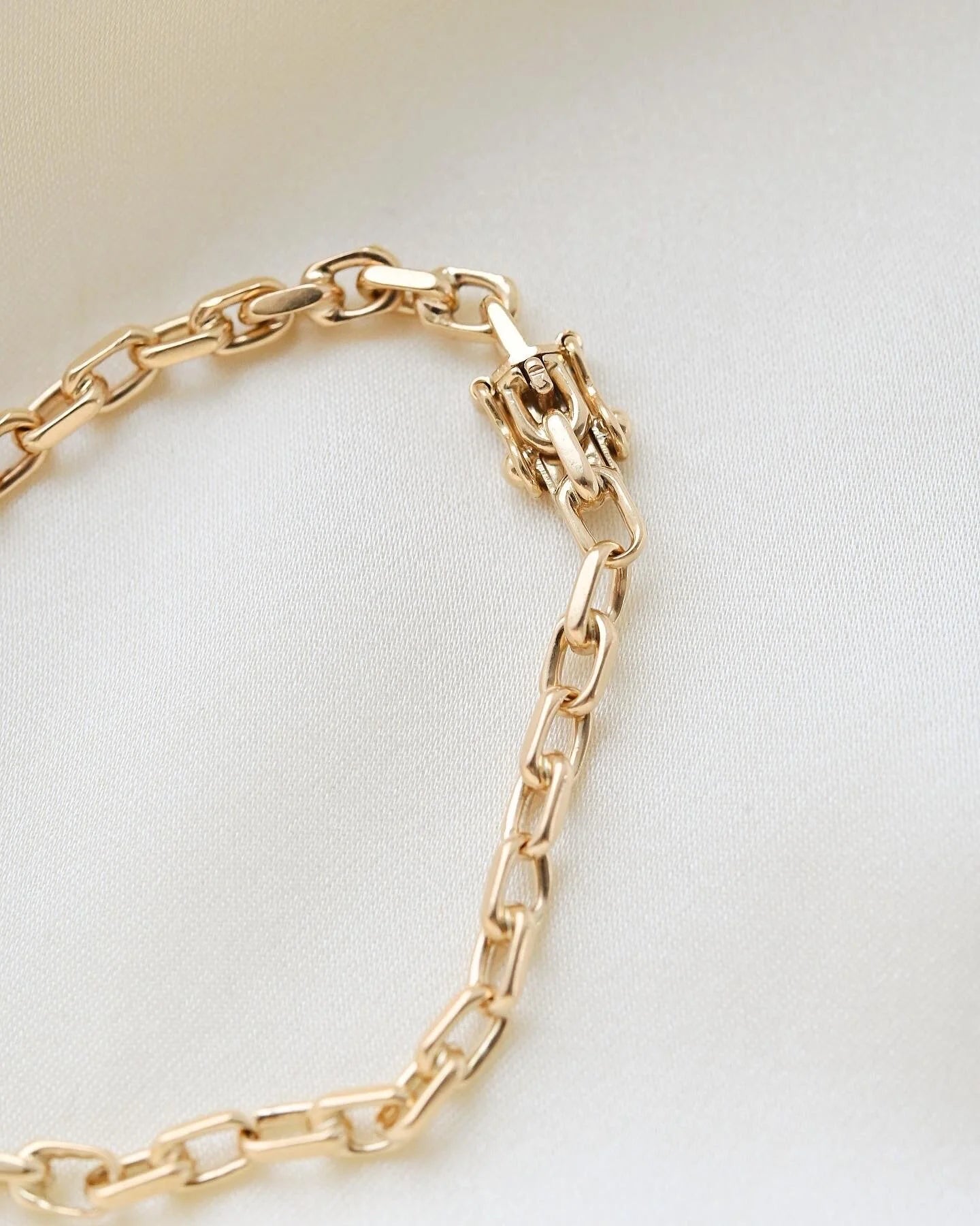 Tiny-Wrist Anchor Bracelet 14K Gold 1947-1970