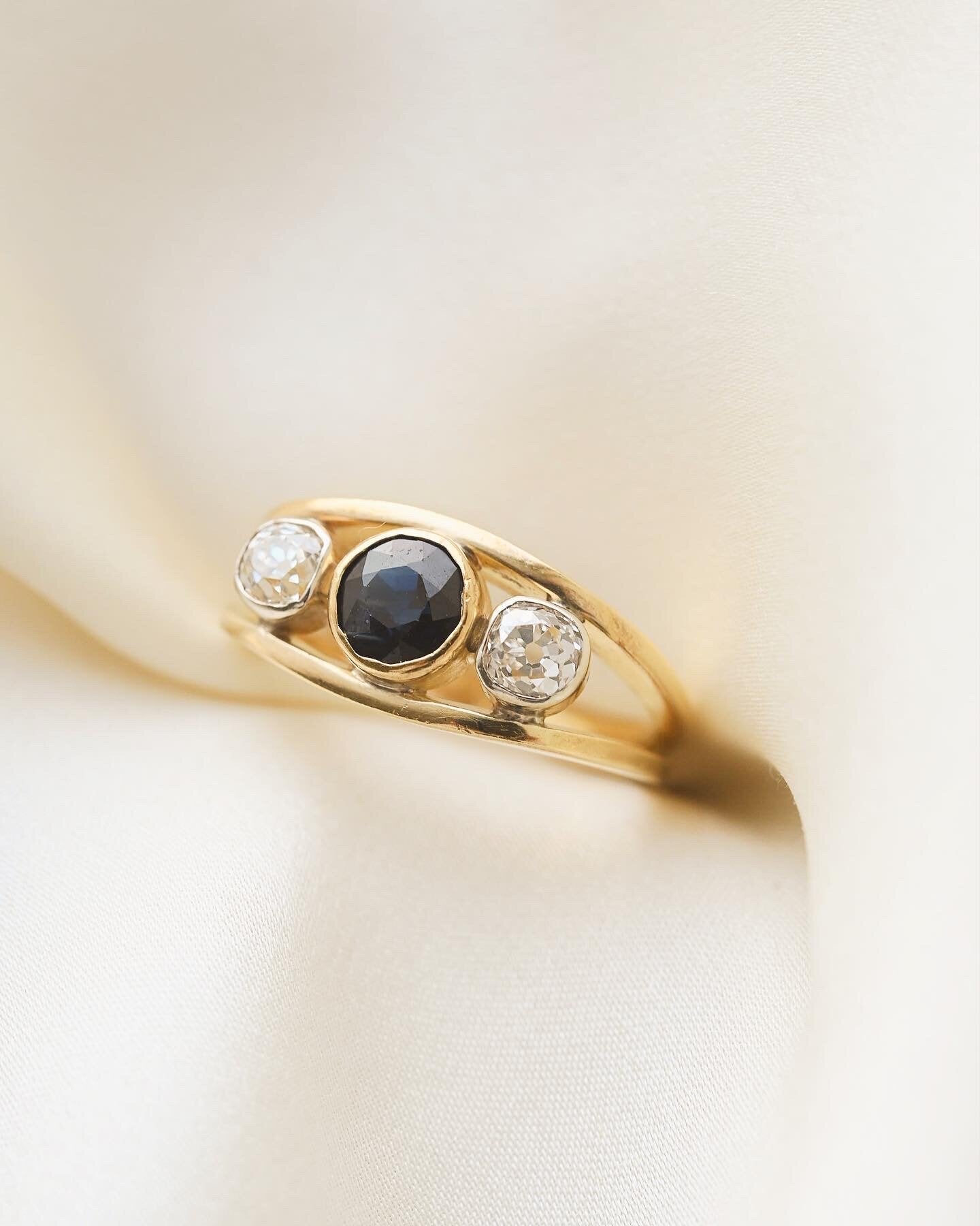 Sublime Special Antique Ring w Old Cut Diamonds and Sapphire 18K Gold 1920s