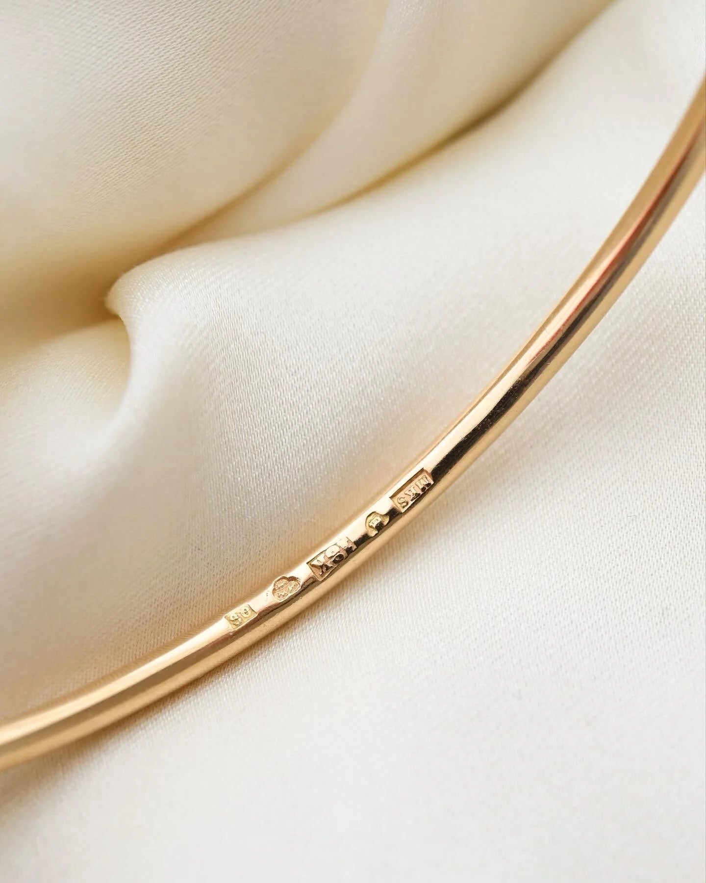 Perfect Classic Vintage Bangle 18K Gold