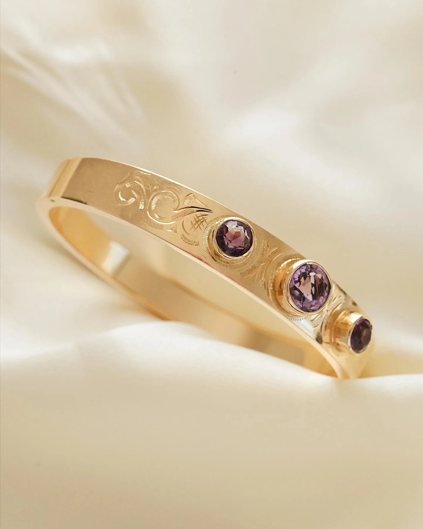 Magical Vintage Bangle Amethyst 14K Gold 1960s