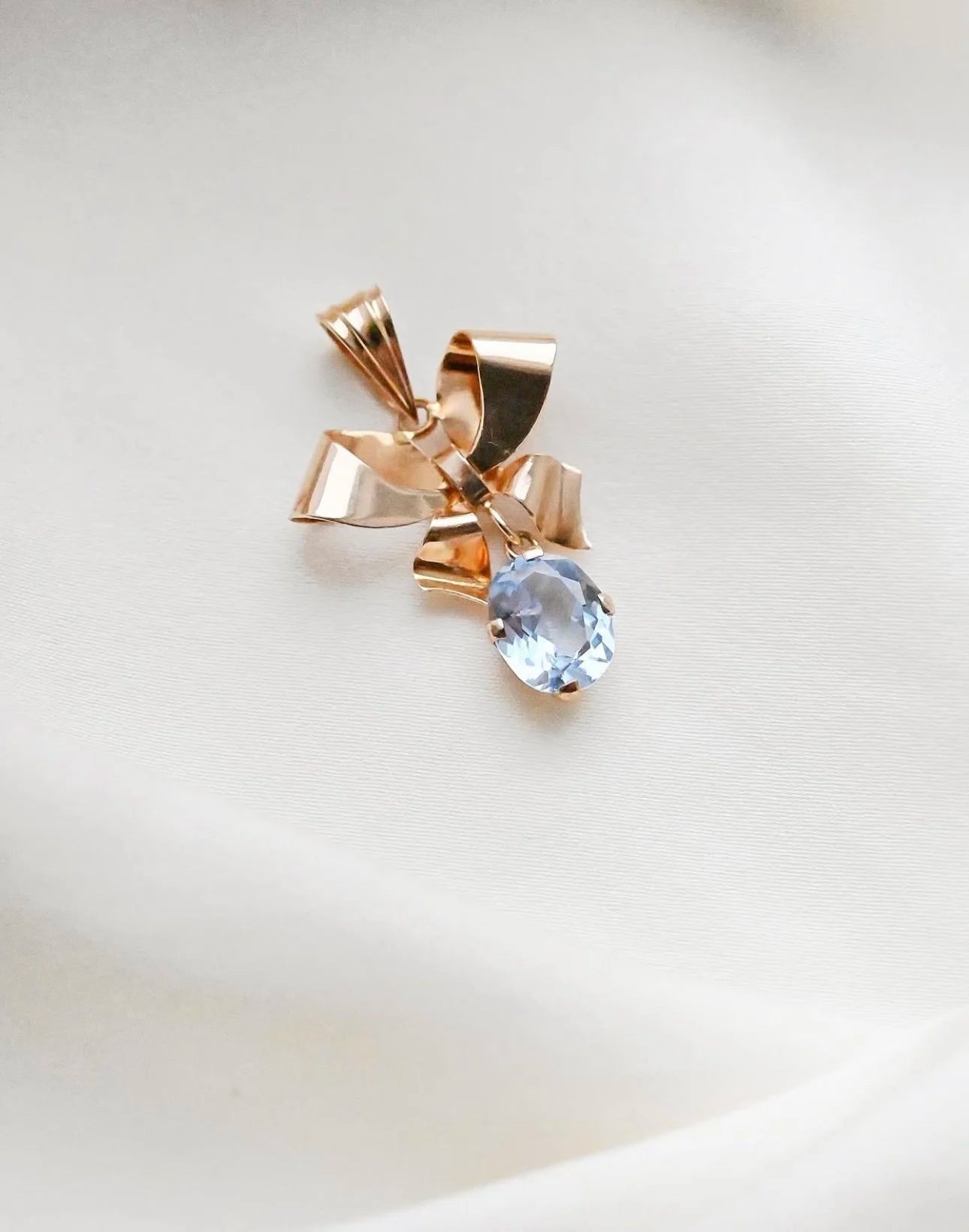 Adorable Swedish Vintage 18K Gold & Blue Spinel Ribbon Pendant