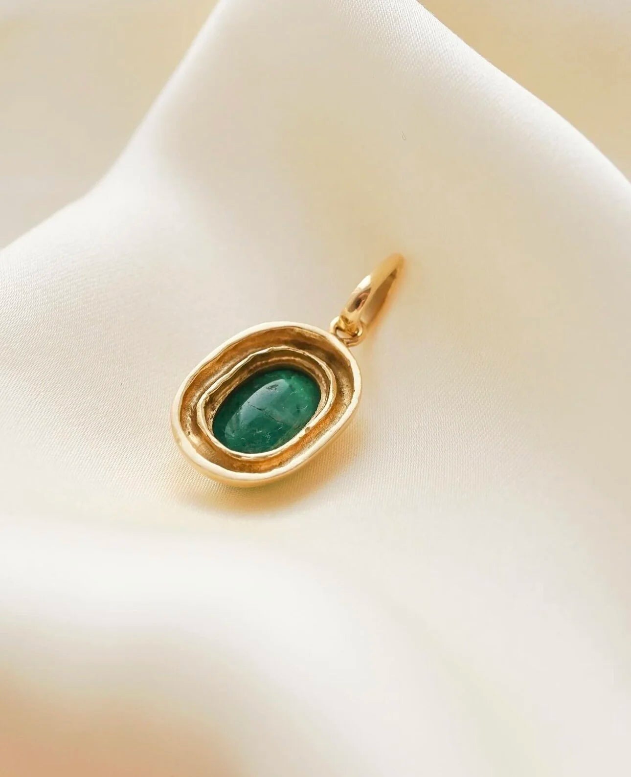 Beautiful Big Juicy Natural Emerald Vintage Pendant 18K Gold 1970s