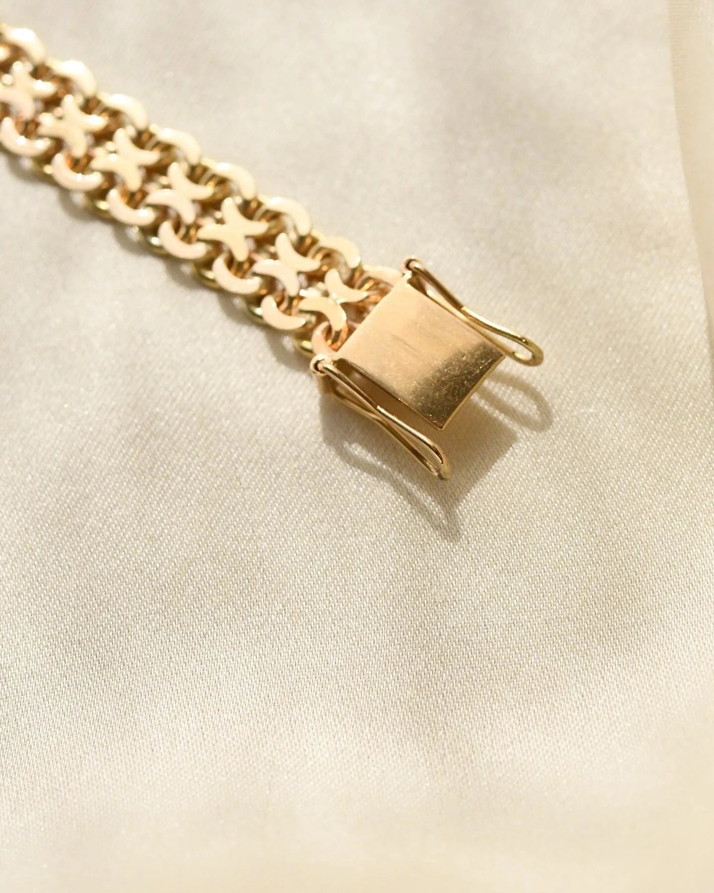 Beautiful Vintage X-link Bracelet 14K Gold